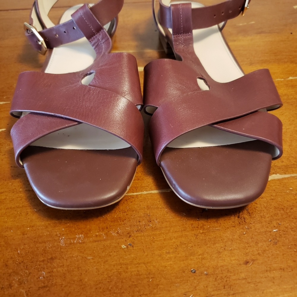 Womans sandles size 8